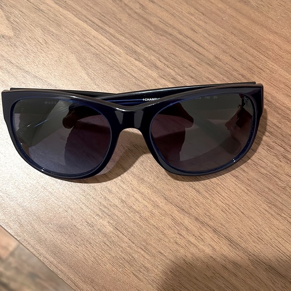Chanel sunglasses - Picture 1 of 4
